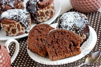 Фото приготовления рецепта: Шоколадные кексы с изюмом, глазурью и кокосовой посыпкой - шаг №17