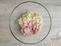 Фото приготовления рецепта: Рис с капустно-куриными котлетами (в духовке) - шаг №4