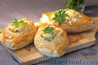 Фото к рецепту: Открытые слоёные пирожки с картошкой, куриным филе, солёными огурцами и сыром