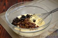 Фото приготовления рецепта: Кекс с черносливом, изюмом и шоколадной глазурью - шаг №7
