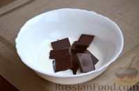 Фото приготовления рецепта: Кекс с черносливом, изюмом и шоколадной глазурью - шаг №10
