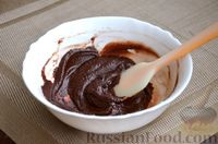 Фото приготовления рецепта: Кекс с черносливом, изюмом и шоколадной глазурью - шаг №11