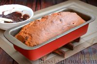 Фото приготовления рецепта: Кекс с черносливом, изюмом и шоколадной глазурью - шаг №12