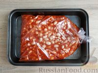 Фото приготовления рецепта: Фасоль, запечённая в томатном соусе (в пакете) - шаг №8