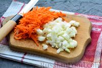 Фото приготовления рецепта: Рулетики из лаваша со скумбрией, морковью и луком (в духовке) - шаг №2