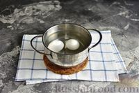Фото приготовления рецепта: Канапе-валентинки со шпротами, яйцами, сыром и маринованными огурцами - шаг №2