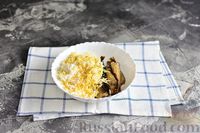 Фото приготовления рецепта: Канапе-валентинки со шпротами, яйцами, сыром и маринованными огурцами - шаг №3