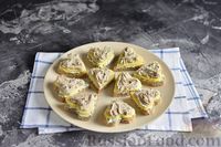 Фото приготовления рецепта: Канапе-валентинки со шпротами, яйцами, сыром и маринованными огурцами - шаг №12