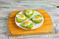 Фото приготовления рецепта: Тосты с авокадо и яичницей из перепелиных яиц - шаг №7