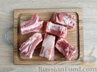 Фото приготовления рецепта: Свиные рёбрышки, тушенные с картошкой и консервированным горошком - шаг №2