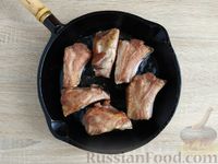 Фото приготовления рецепта: Свиные рёбрышки, тушенные с картошкой и консервированным горошком - шаг №3