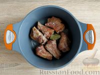 Фото приготовления рецепта: Свиные рёбрышки, тушенные с картошкой и консервированным горошком - шаг №4