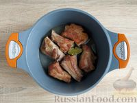 Фото приготовления рецепта: Свиные рёбрышки, тушенные с картошкой и консервированным горошком - шаг №5