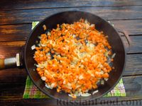 Фото приготовления рецепта: Рис с овощами и консервированным тунцом (на сковороде) - шаг №3