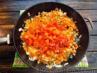 Фото приготовления рецепта: Рис с овощами и консервированным тунцом (на сковороде) - шаг №4