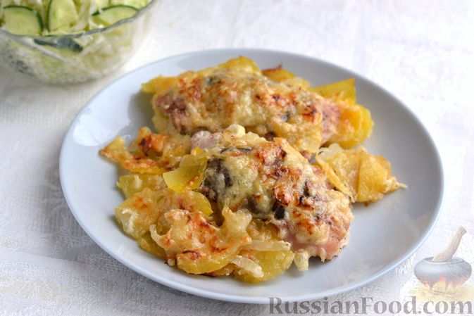 Рецепт с фото — Куриные бедра с картошкой, сыром и грибами в горшочках