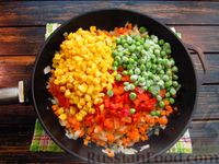 Фото приготовления рецепта: Рис с овощами и консервированным тунцом (на сковороде) - шаг №5
