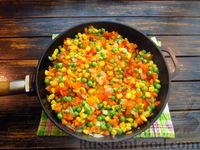 Фото приготовления рецепта: Рис с овощами и консервированным тунцом (на сковороде) - шаг №6