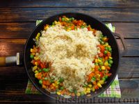Фото приготовления рецепта: Рис с овощами и консервированным тунцом (на сковороде) - шаг №8