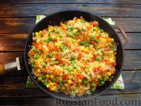 Фото приготовления рецепта: Рис с овощами и консервированным тунцом (на сковороде) - шаг №9