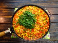 Фото приготовления рецепта: Рис с овощами и консервированным тунцом (на сковороде) - шаг №13