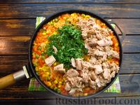 Фото приготовления рецепта: Рис с овощами и консервированным тунцом (на сковороде) - шаг №14