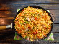 Фото приготовления рецепта: Рис с овощами и консервированным тунцом (на сковороде) - шаг №15