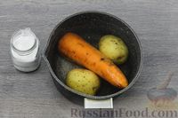 Фото приготовления рецепта: Слоёный салат с тунцом, картофелем, морковью, кукурузой и яйцами - шаг №2