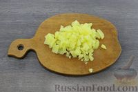 Фото приготовления рецепта: Слоёный салат с тунцом, картофелем, морковью, кукурузой и яйцами - шаг №5