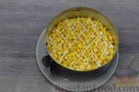 Фото приготовления рецепта: Слоёный салат с тунцом, картофелем, морковью, кукурузой и яйцами - шаг №10