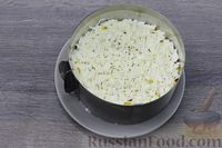 Фото приготовления рецепта: Слоёный салат с тунцом, картофелем, морковью, кукурузой и яйцами - шаг №12