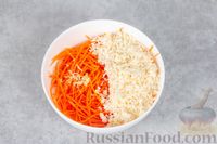 Фото приготовления рецепта: Салат из свежей моркови с плавленым сыром и чесноком - шаг №4