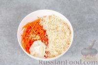 Фото приготовления рецепта: Салат из свежей моркови с плавленым сыром и чесноком - шаг №5