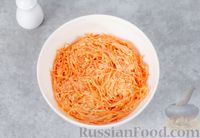 Фото приготовления рецепта: Салат из свежей моркови с плавленым сыром и чесноком - шаг №6
