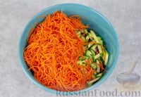 Фото приготовления рецепта: Салат с колбасой, морковью по-корейски, огурцами и сухариками - шаг №4