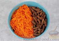 Фото приготовления рецепта: Салат с колбасой, морковью по-корейски, огурцами и сухариками - шаг №5