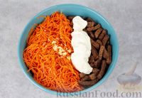 Фото приготовления рецепта: Салат с колбасой, морковью по-корейски, огурцами и сухариками - шаг №6
