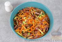Фото приготовления рецепта: Салат с колбасой, морковью по-корейски, огурцами и сухариками - шаг №7