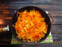 Фото приготовления рецепта: Рис с фаршем и овощами, на сковороде - шаг №4