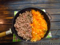 Фото приготовления рецепта: Рис с фаршем и овощами, на сковороде - шаг №6
