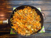 Фото приготовления рецепта: Рис с фаршем и овощами, на сковороде - шаг №7