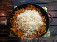 Фото приготовления рецепта: Рис с фаршем и овощами, на сковороде - шаг №8