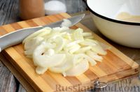 Фото приготовления рецепта: Скумбрия в сметанно-горчичном маринаде, запечённая с луком - шаг №3