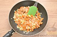 Фото приготовления рецепта: Картофельная запеканка с курицей и грибами - шаг №5