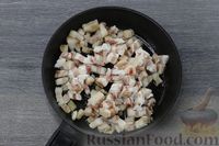 Фото приготовления рецепта: Картофельная бабка с грудинкой и луком (в духовке) - шаг №2