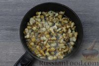 Фото приготовления рецепта: Картофельная бабка с грудинкой и луком (в духовке) - шаг №3