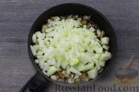 Фото приготовления рецепта: Картофельная бабка с грудинкой и луком (в духовке) - шаг №4