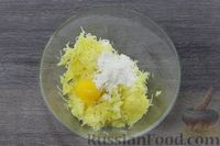 Фото приготовления рецепта: Картофельная бабка с грудинкой и луком (в духовке) - шаг №6