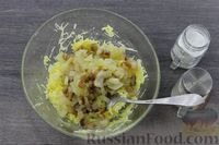 Фото приготовления рецепта: Картофельная бабка с грудинкой и луком (в духовке) - шаг №7