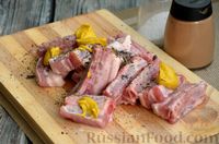 Фото приготовления рецепта: Свиные рёбрышки, запечённые с картофелем - шаг №3